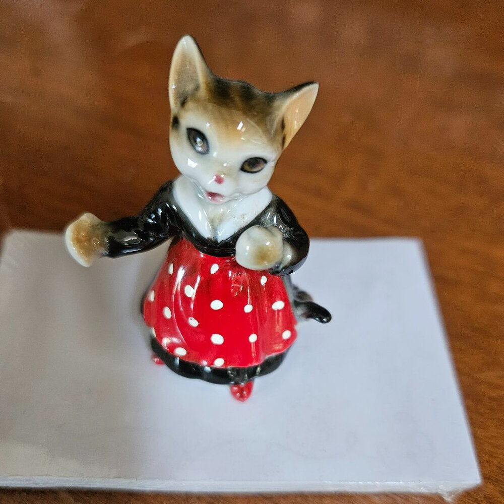 vintage minature anthromorphic cat,small figurine bone china 1960 Japan